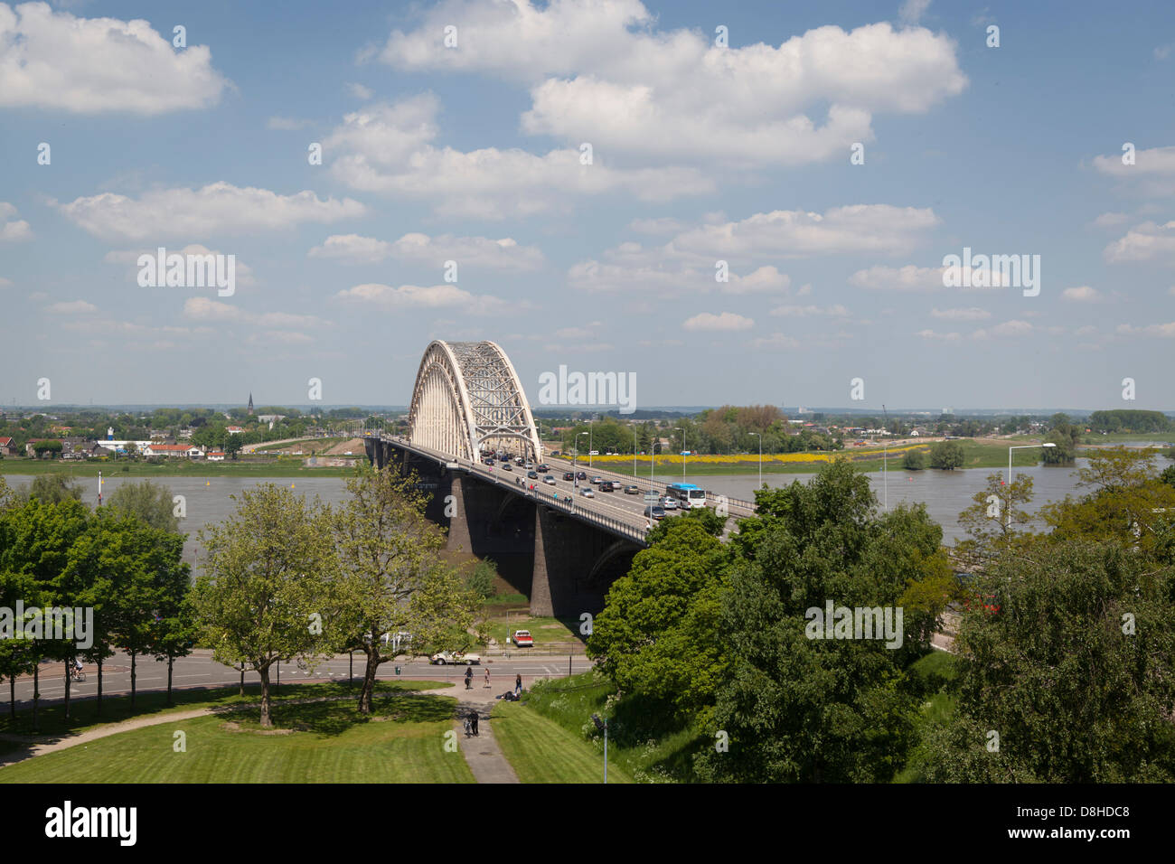 Vista sobre el puente Waalbrug (sobre el río Waal en Nimega en Holanda. Foto de stock