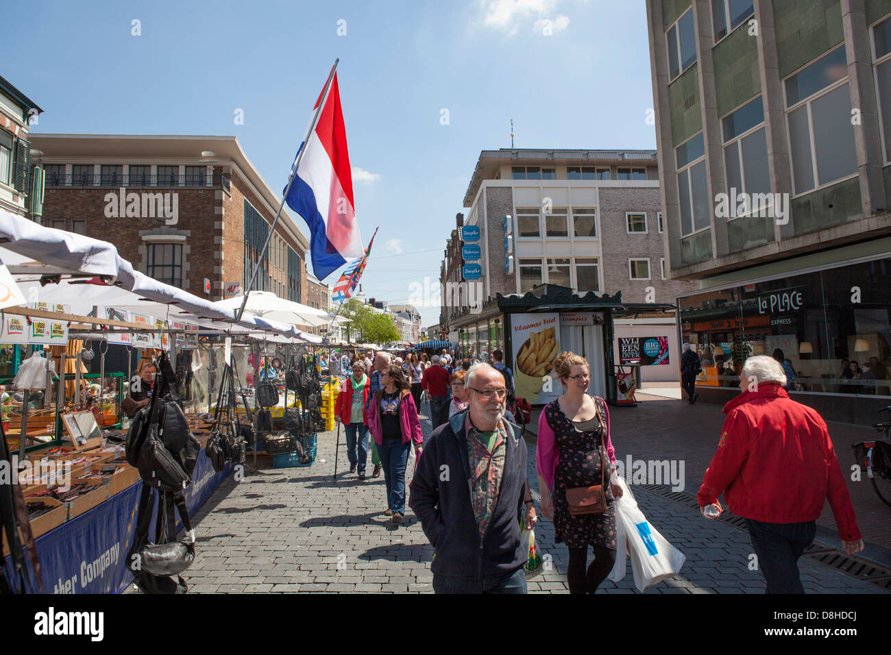 Día de mercado en el centro histórico de la ciudad de Nijmegen en los Países Bajos Foto de stock