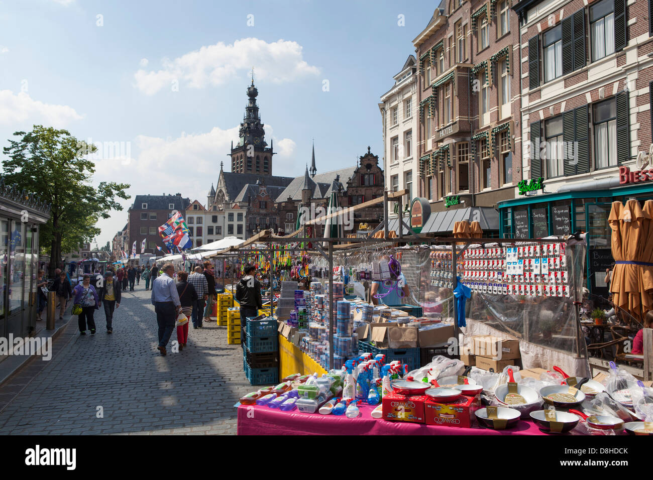 Día de mercado en el centro histórico de la ciudad de Nijmegen en los Países Bajos Foto de stock