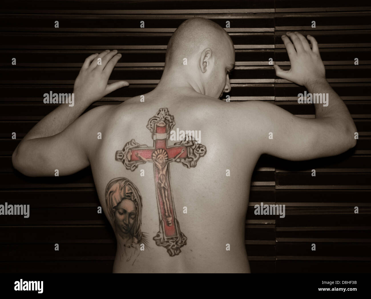 Hombre desnudo con la cruz de tatuaje en su espalda Fotografía de stock -  Alamy