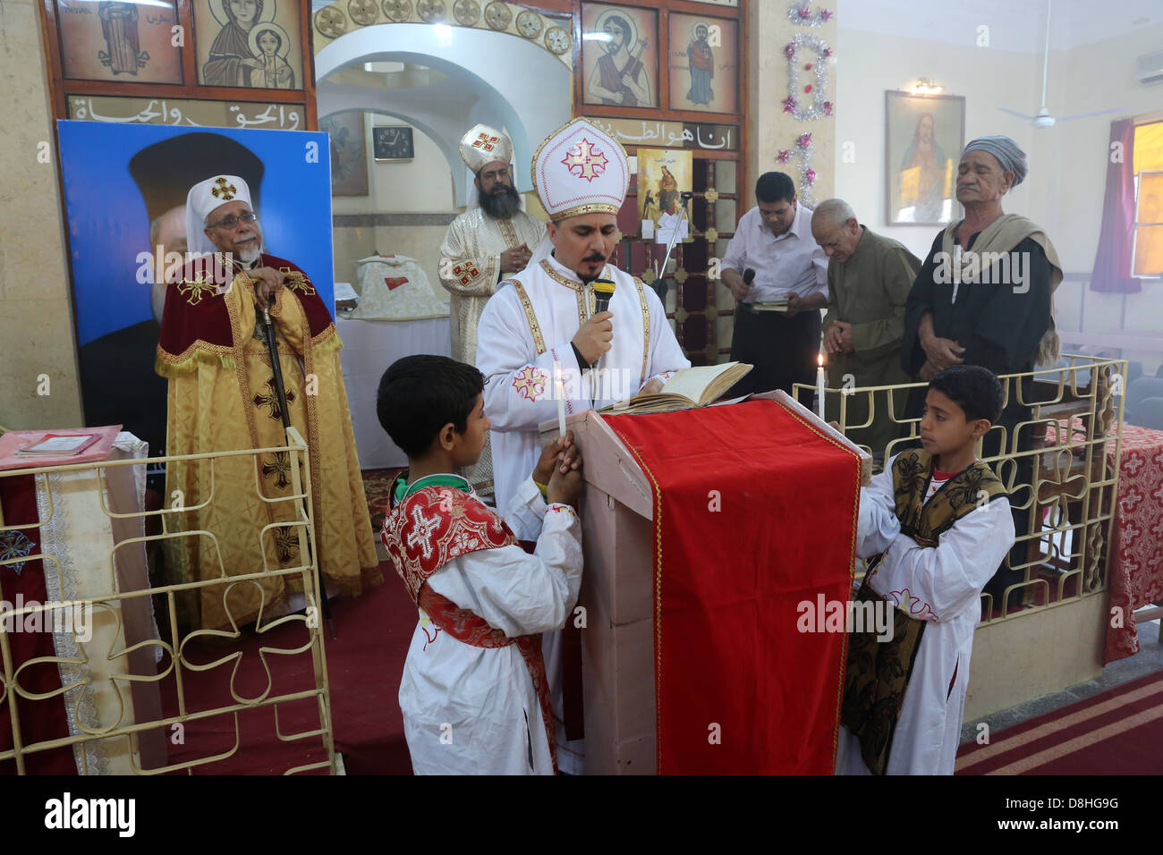 Iglesia cristiana copta católica al servicio de la iglesia Ghanayem, diócesis de Asyut, Egipto Foto de stock