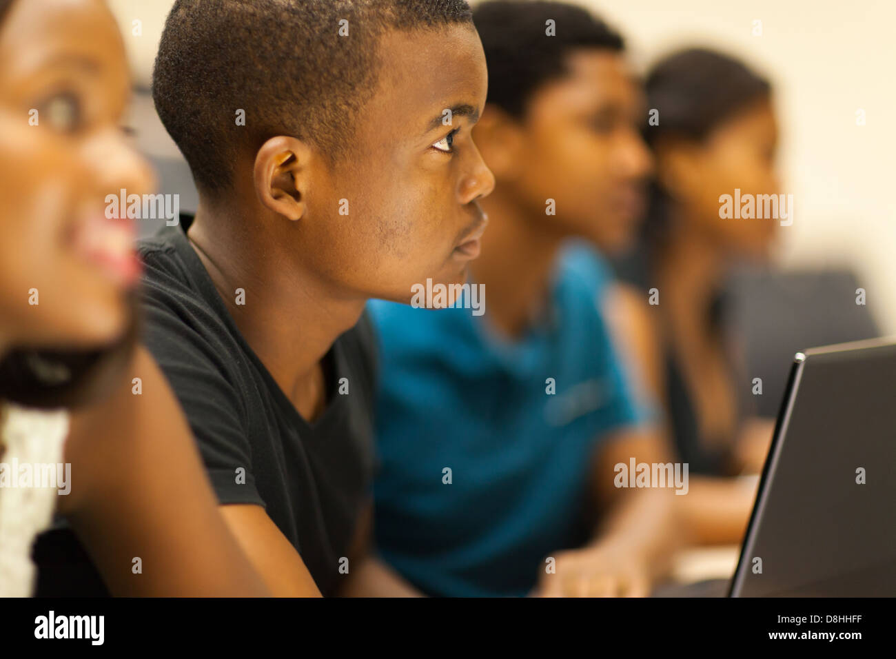 Un grupo de alumnos del colegio americano africano en la sala de conferencias Foto de stock