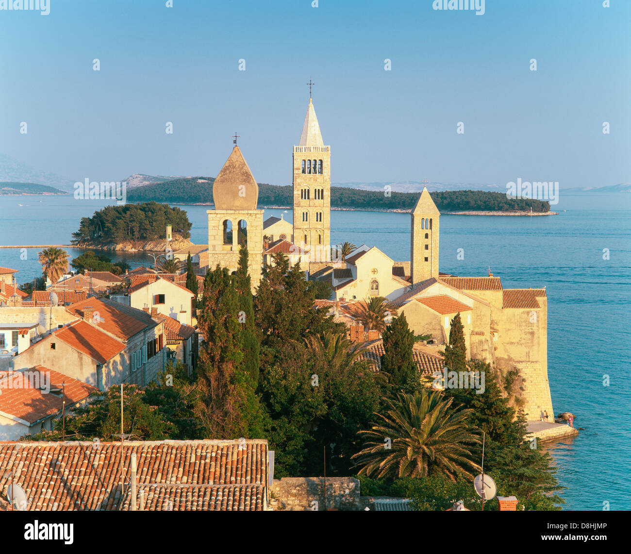 Campanarios y la ciudad, la ciudad de Rab, Rab Island, Dalmacia, Croacia Foto de stock