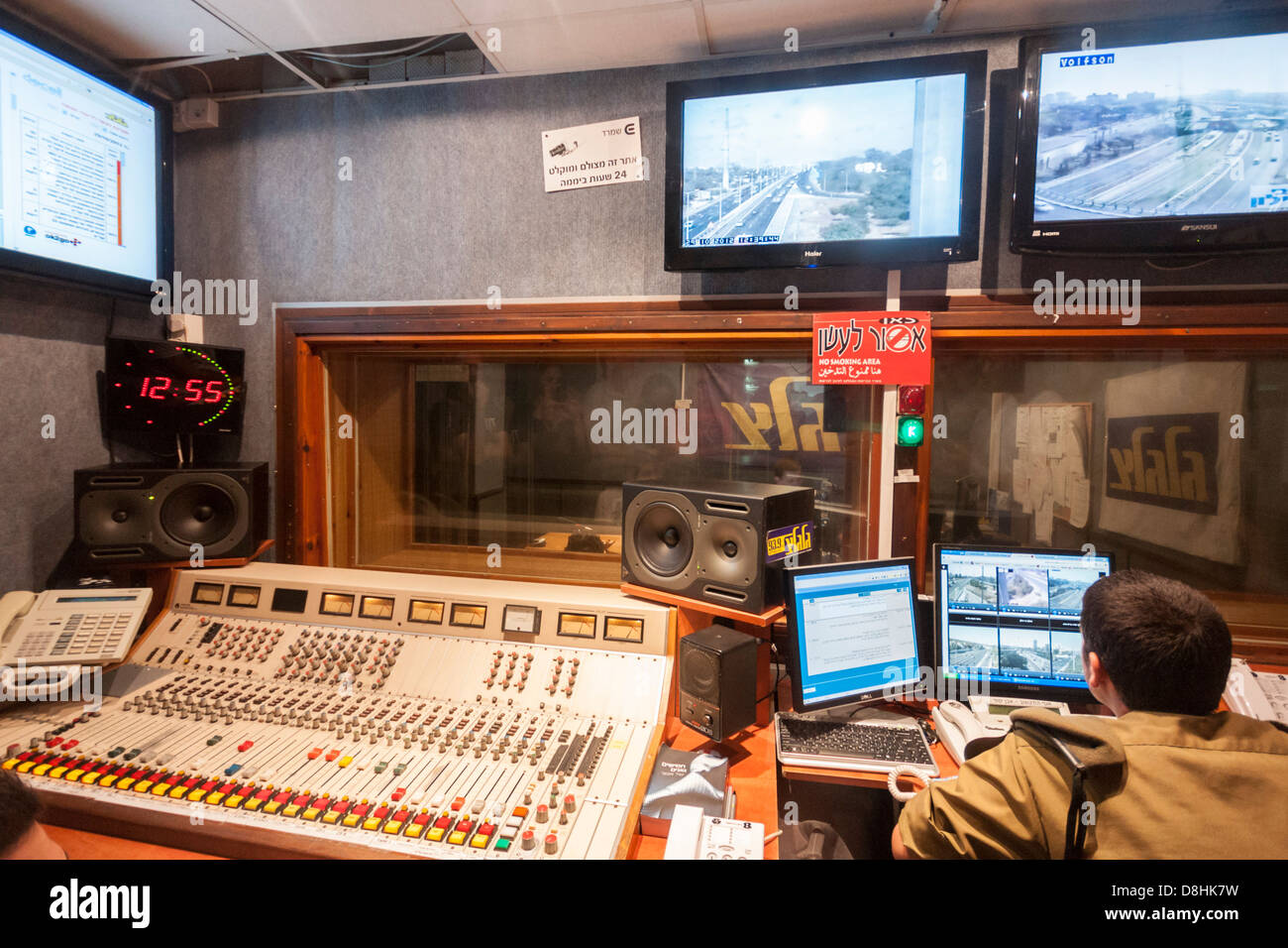 Israel. La sala de control del ejército popular de "Galei Tzahal' ('Ejército') ondas de radio, con pantallas de televisión para informes de tráfico. Foto de stock