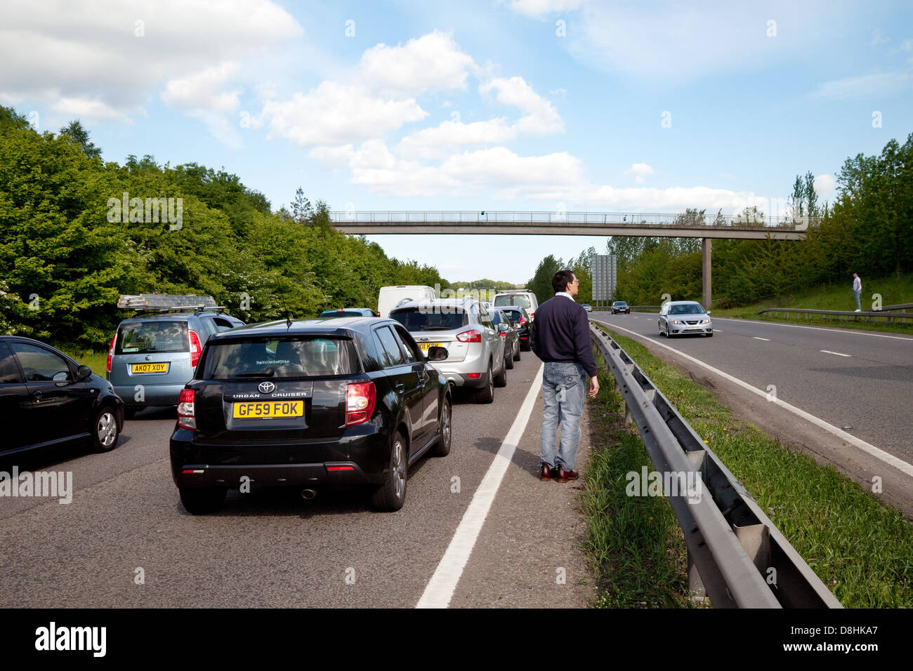 Personas en la carretera durante un atasco debido a un accidente en la autovía A20, Kent, UK Foto de stock