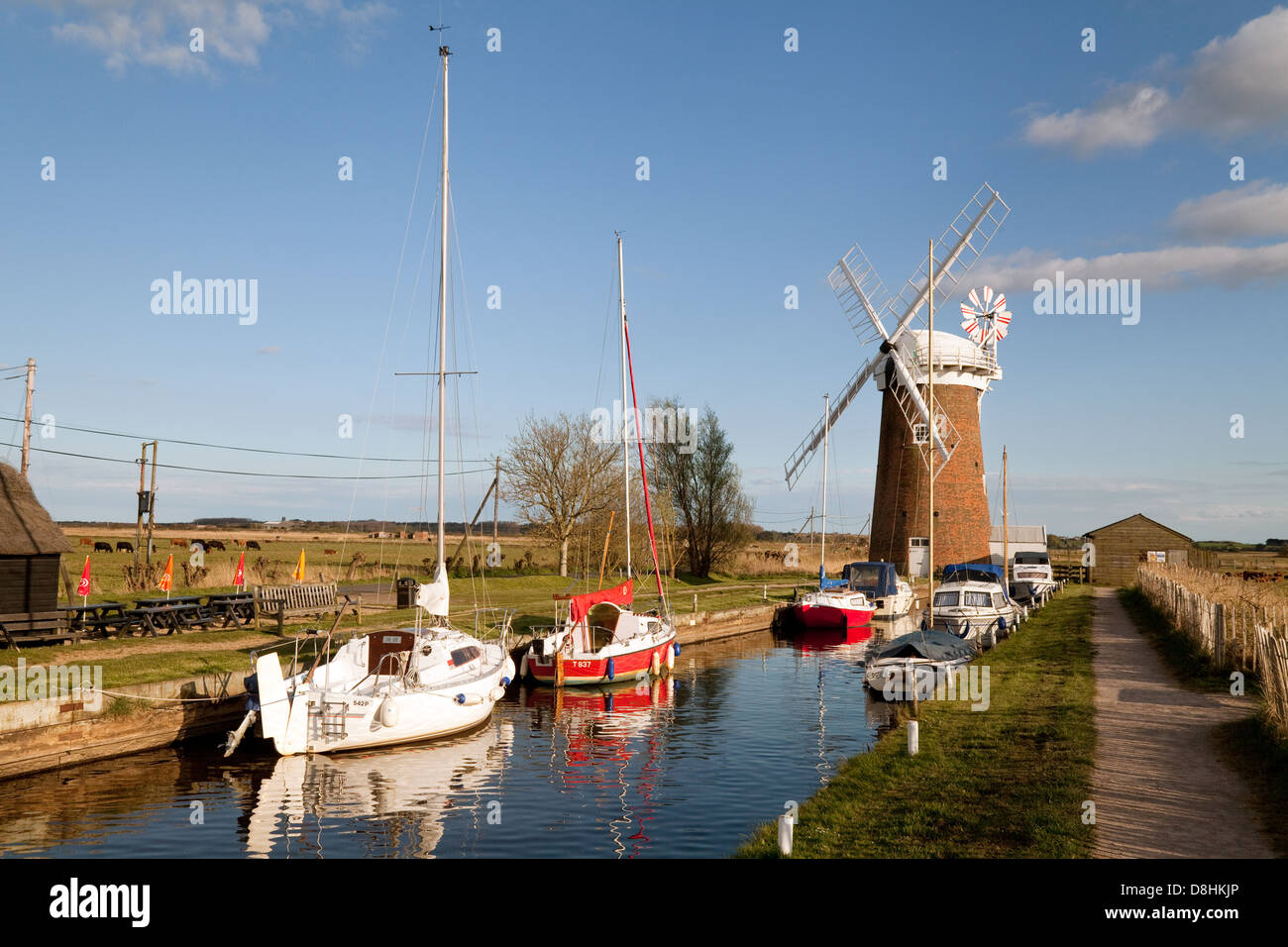 Horsey Windpump bomba de molinos de viento, y botes, Norfolk Broads, Inglaterra, Reino Unido. Foto de stock