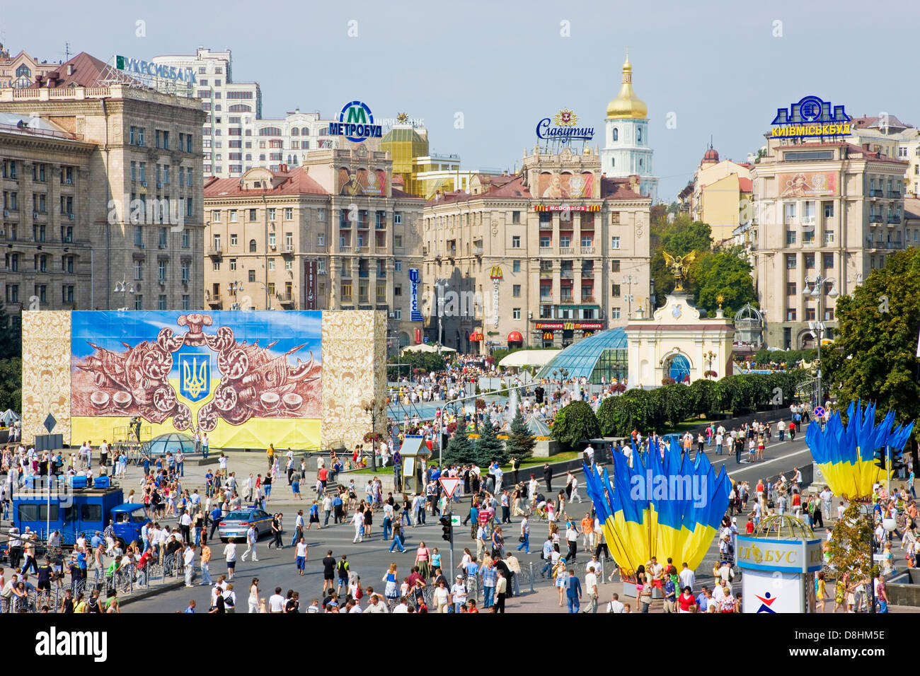 Día de la independencia nacional de Ucrania, banderas ondeando en Maidan Nezalezhnosti (Plaza de la independencia) de Kiev, Ucrania. Foto de stock