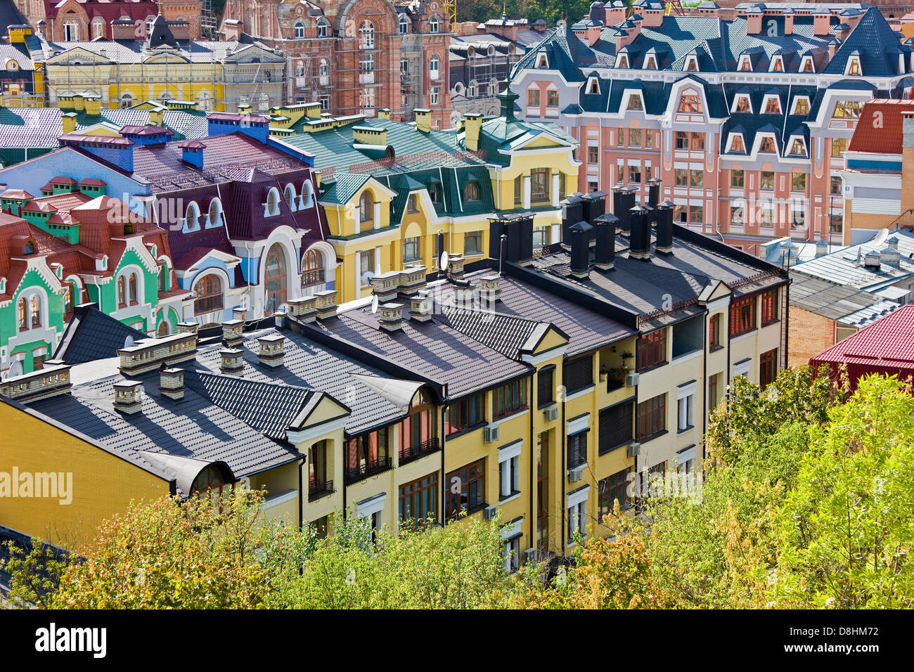 Vista elevada sobre los coloridos edificios con techos multicolores en una nueva zona residencial de la ciudad de Kiev, Ucrania, Europa oriental Foto de stock