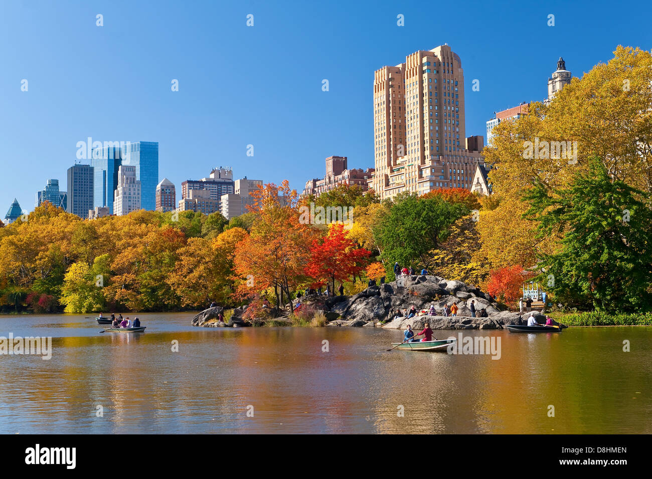 Estados Unidos, Manhattan, Ciudad de Nueva York, Central Park y los grandes edificios a lo largo de Central Park West vistos a través del lago en otoño Foto de stock
