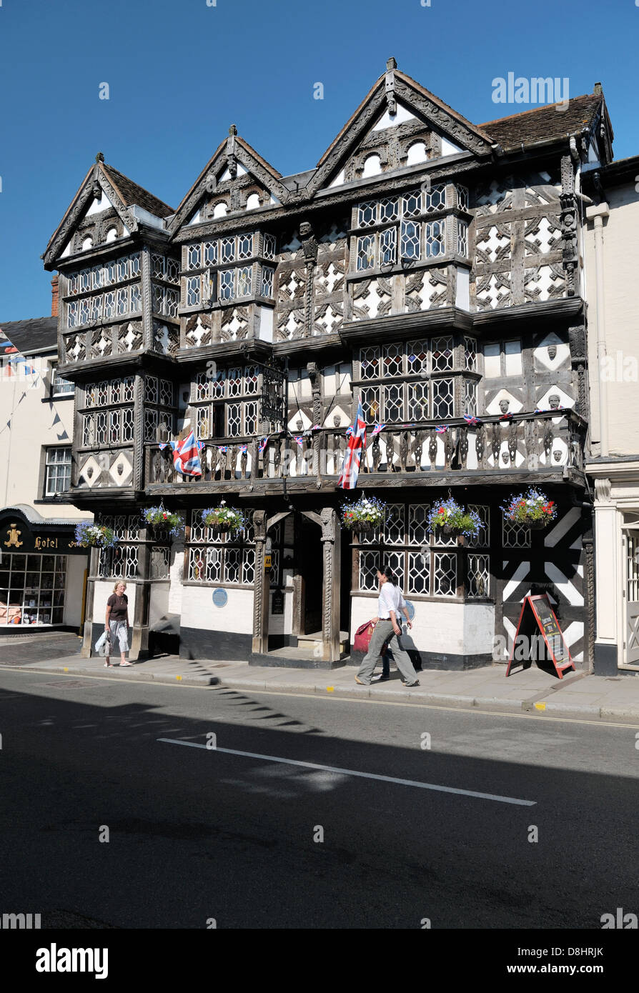 El famoso Hotel Feathers en Ludlow, Shropshire, construido como casa privada en 1619. Estilo Tudor edificio con entramados de madera Foto de stock