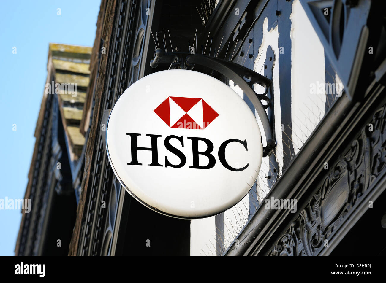 Logo de HSBC Bank High street firmar fuera de sucursal del banco HSBC en la localidad de Ludlow, Shropshire Inglaterra Foto de stock