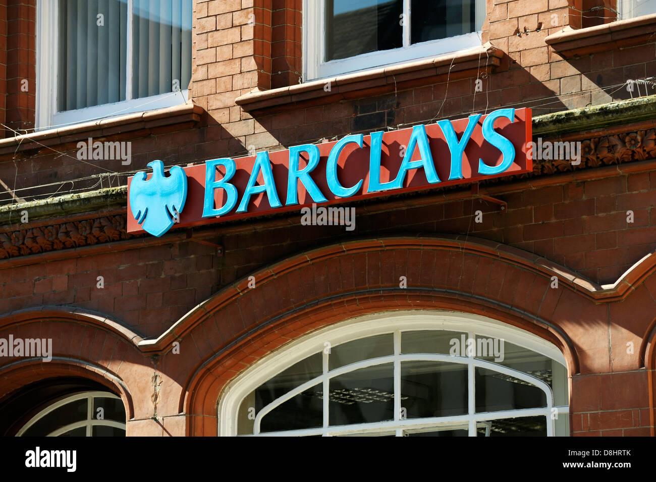 Logotipo de Barclays Bank High street firmar fuera de sucursal del banco Barclays en la localidad de Ludlow, Shropshire Inglaterra Foto de stock