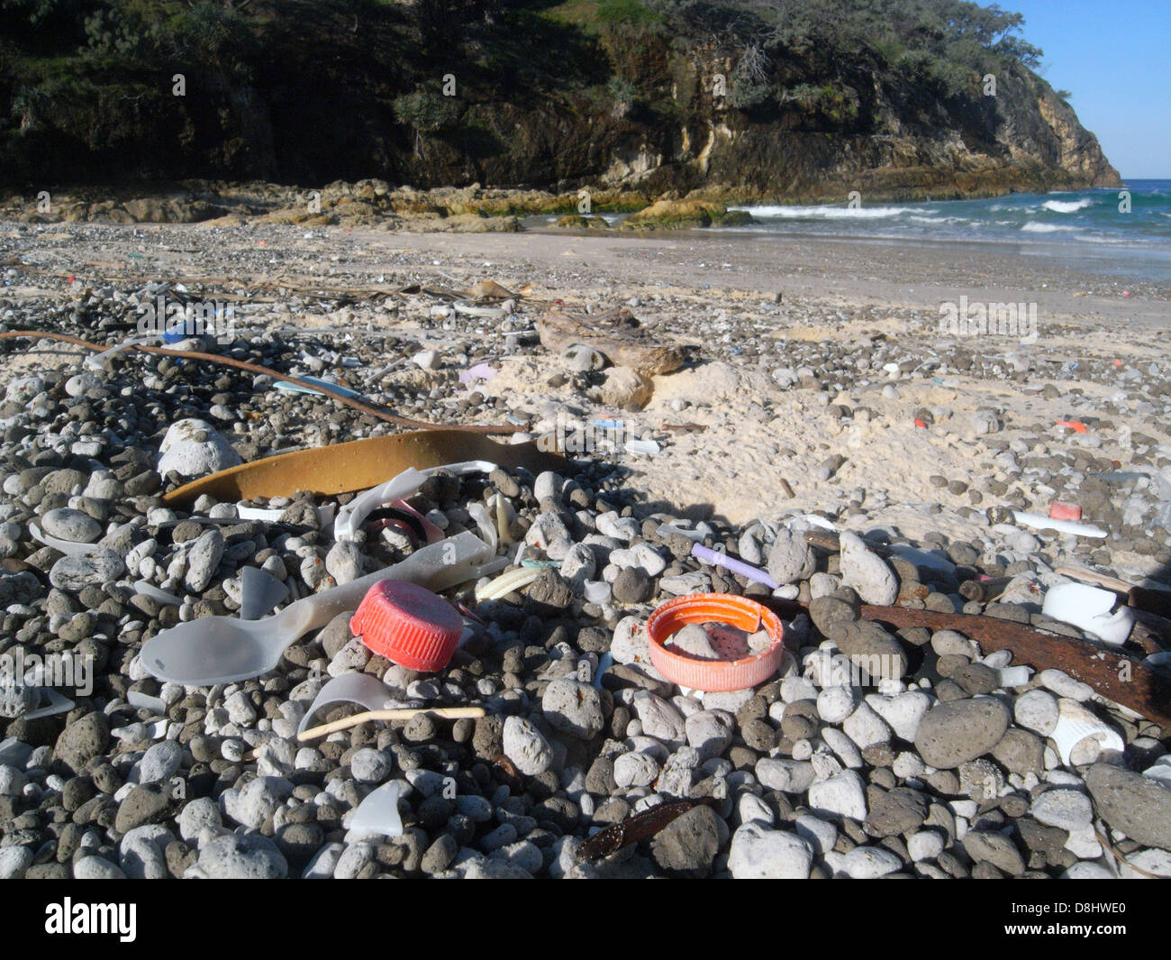 La basura de plástico se lavan entre la piedra pómez, al sur Gorge Beach, North Stradbroke Island, Queensland, Australia Foto de stock