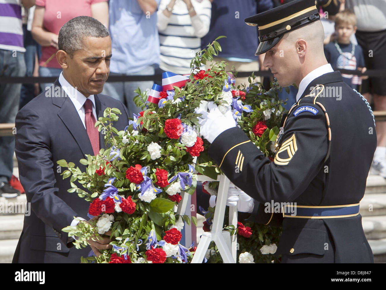 El presidente estadounidense, Barack Obama, coloca una ofrenda floral en la Tumba del Soldado Desconocido en honor del Día de los Veteranos en el Cementerio Nacional de Arlington El 27 de mayo de 2013 en Arlington, Virginia. Foto de stock