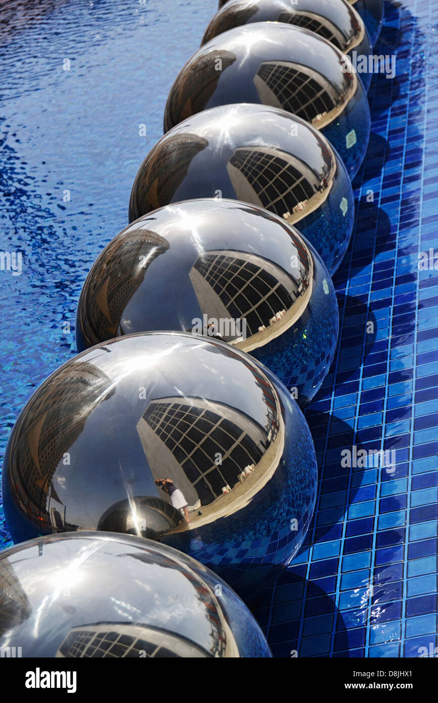 Enormes bolas del cromo en el borde de una piscina, un emirato de Dubai, Emiratos Árabes Unidos Foto de stock