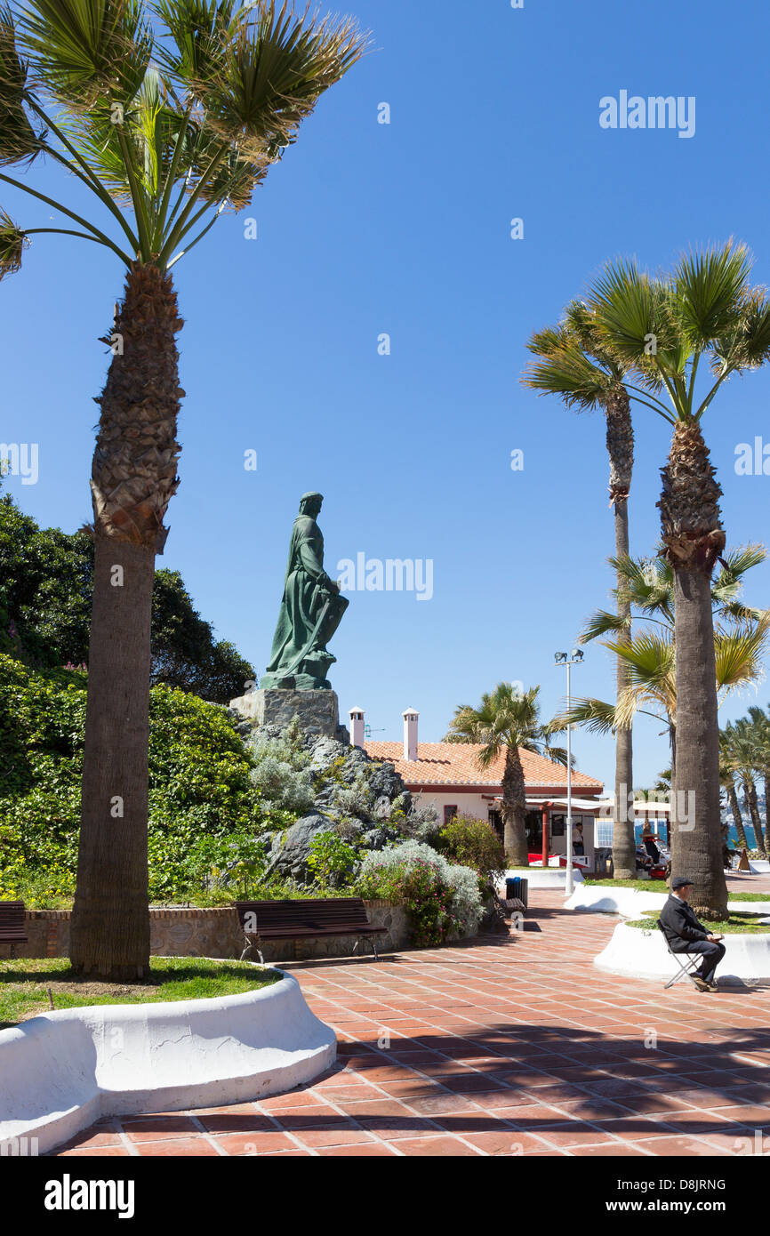 La estatua de Abd-ar-Rahman I, fundador de Córdoba quien desembarcó en el paseo marítimo de Almuñecar, Costa Tropical, Andalucía, España. Foto de stock