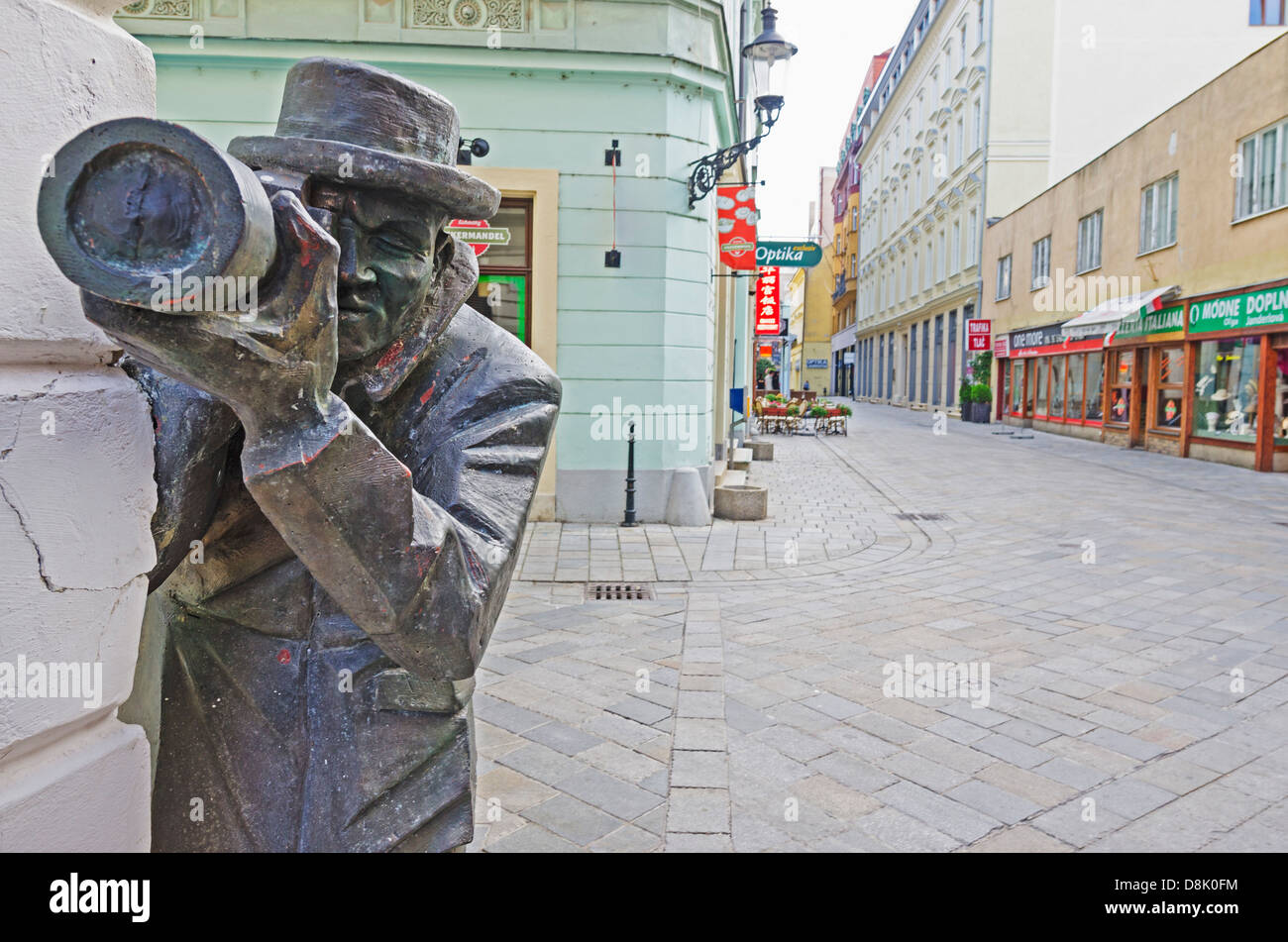 Estatua de un fotógrafo, Bratislava, Eslovaquia, Europa Foto de stock
