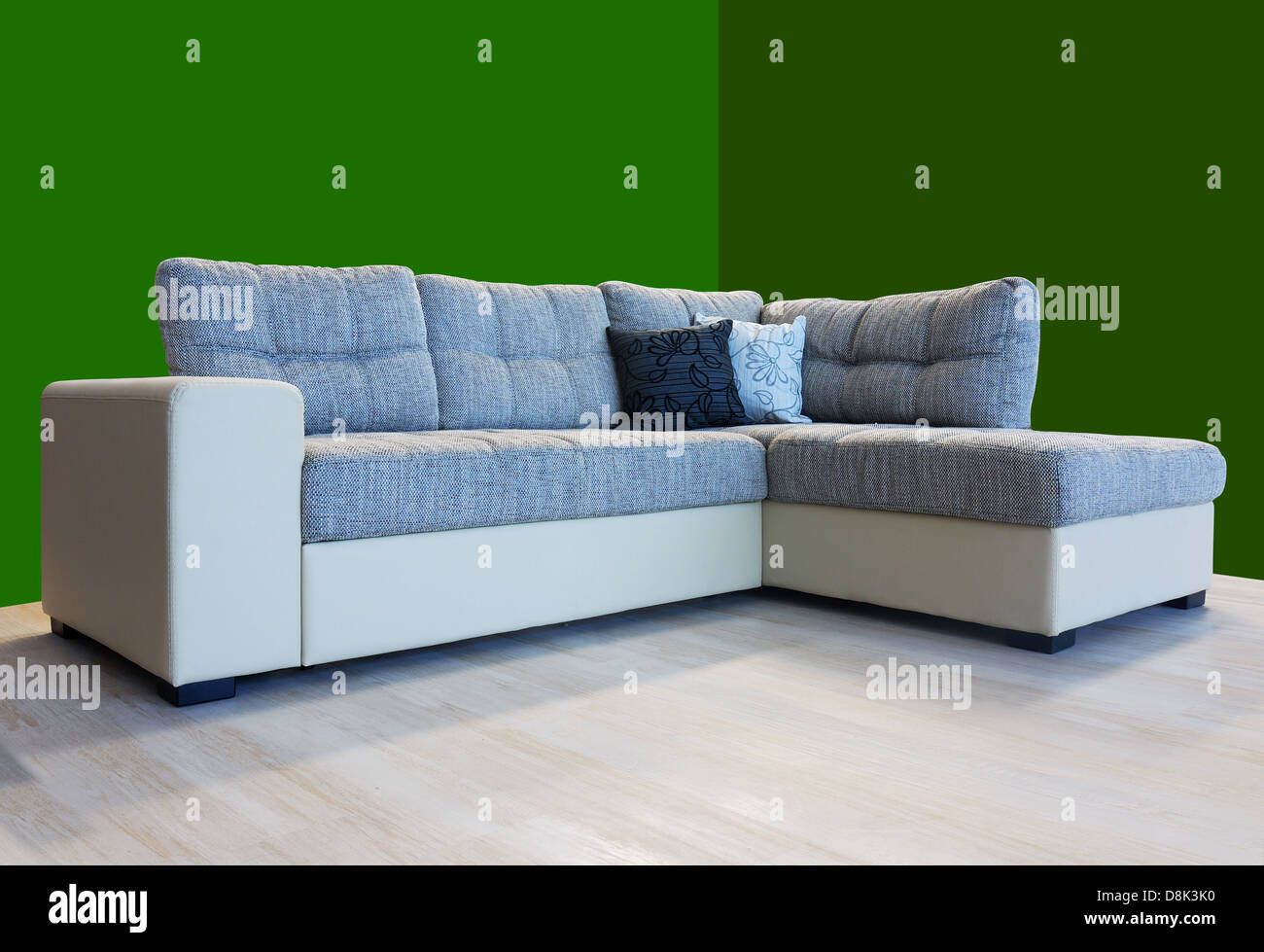 Tejido en forma de L de cuatro sitter sofá, color gris. Foto de stock