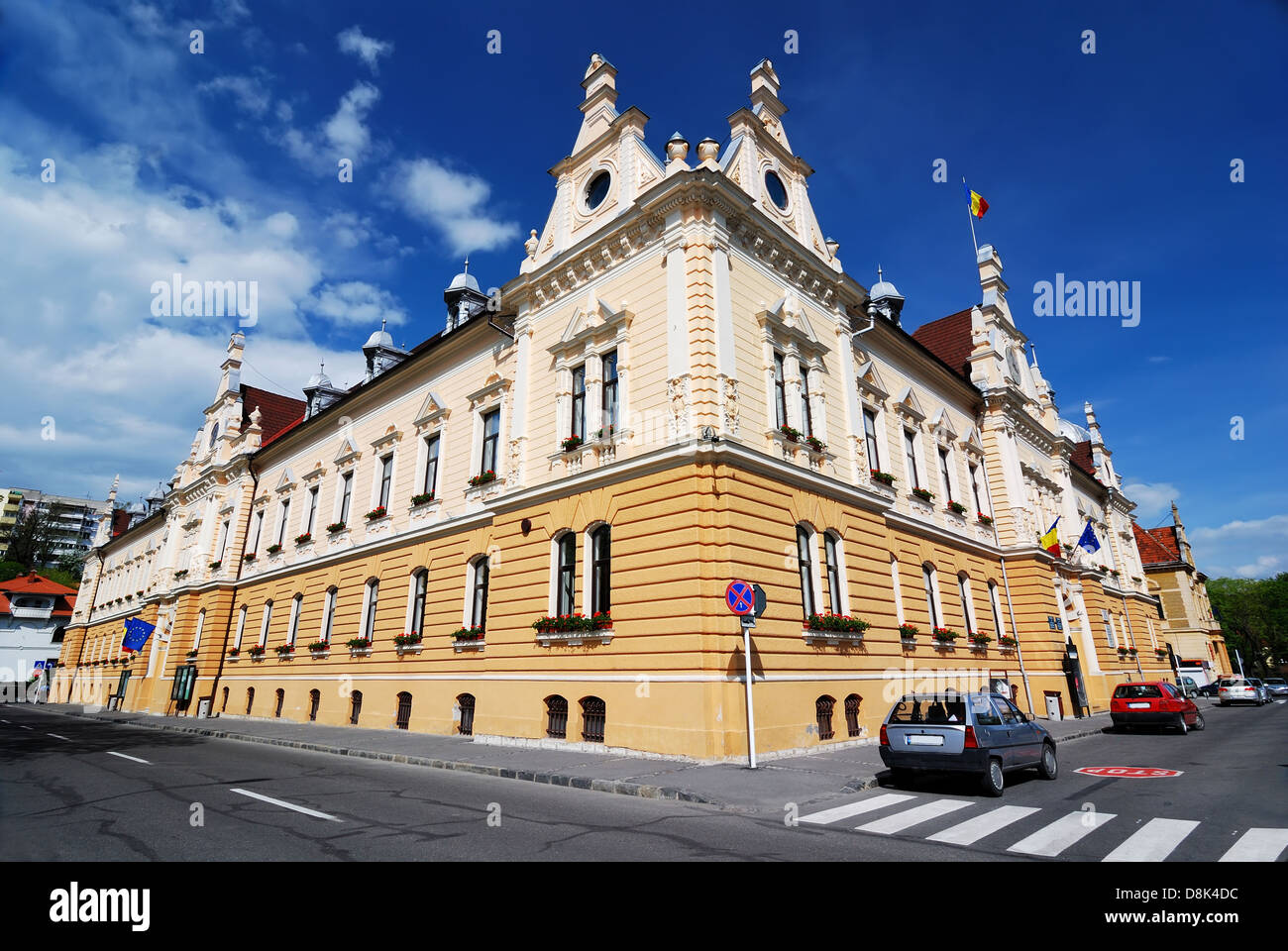 Ayuntamiento de Brasov en Rumania, arquitectura de estilo neobarroco Foto de stock