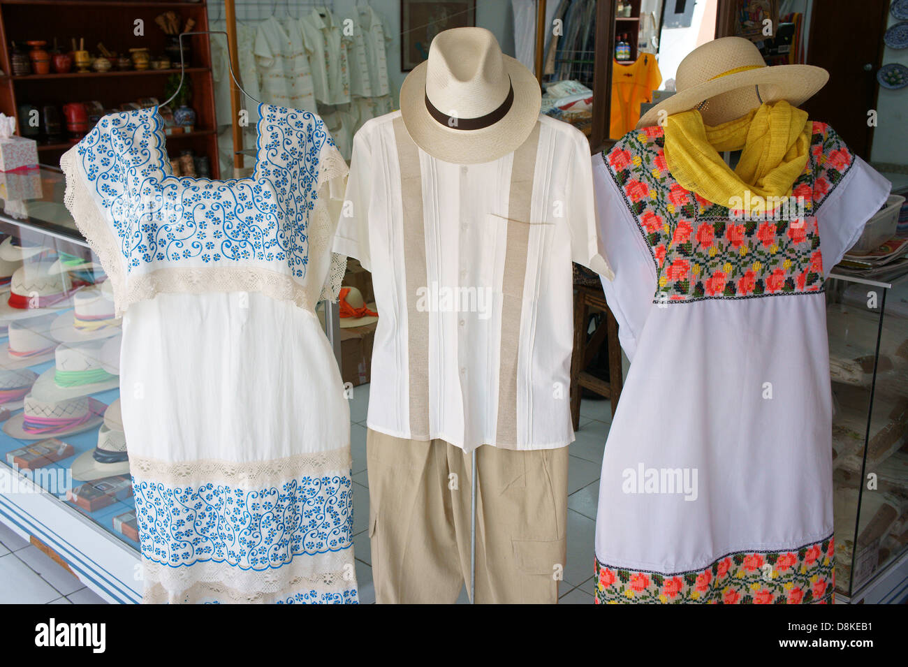 Guayabera yucateca y vestidos bordados en una tienda en la ciudad de Mérida,  Yucatán, México Fotografía de stock - Alamy