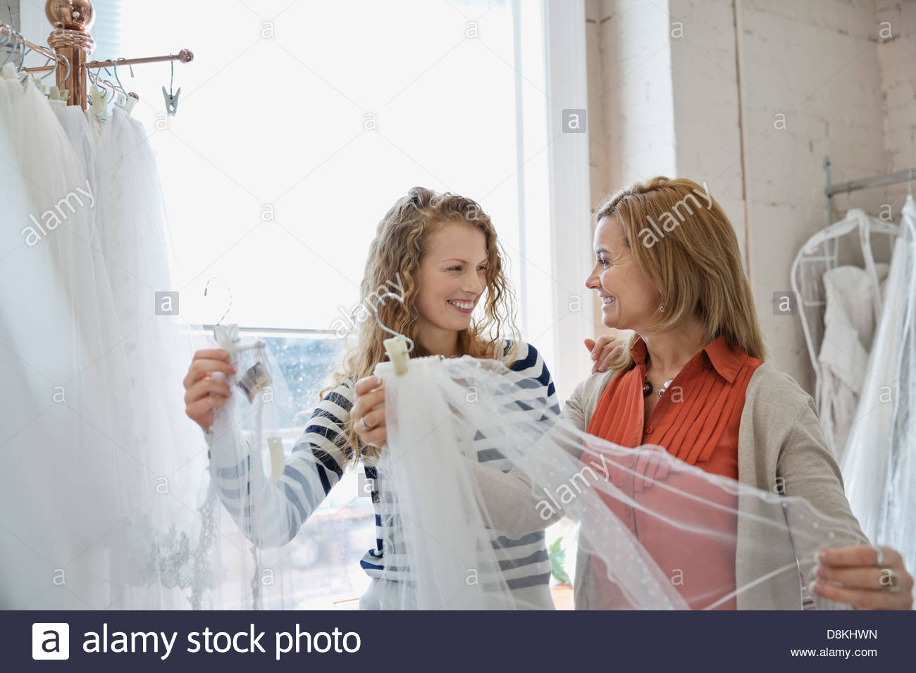 Madre e hija de compras en tienda nupcial Foto de stock