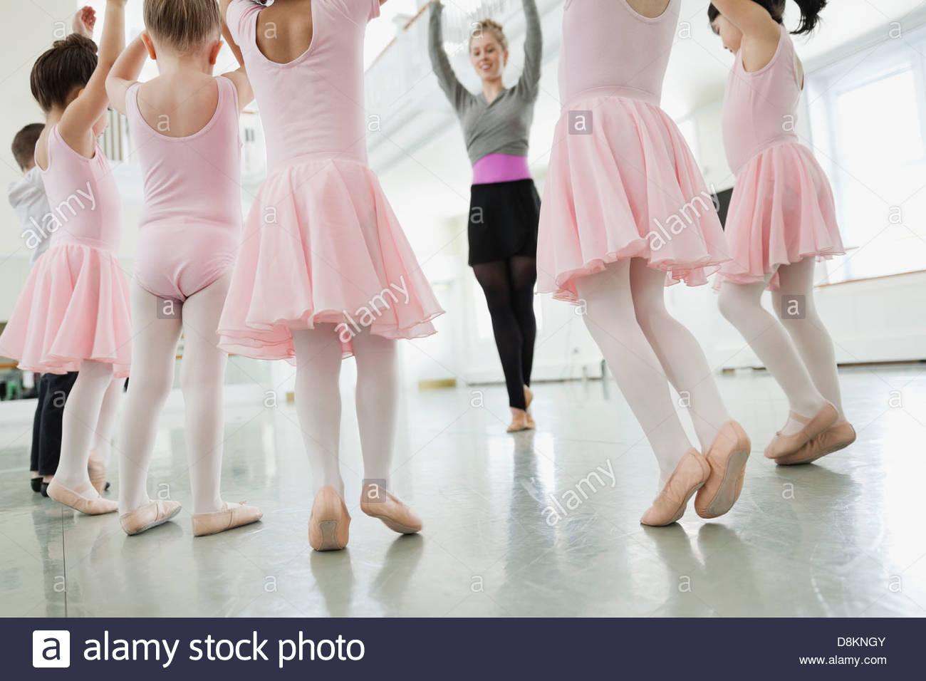 Instructor de ballet femenino enseñando a los niños en el ballet studio Foto de stock