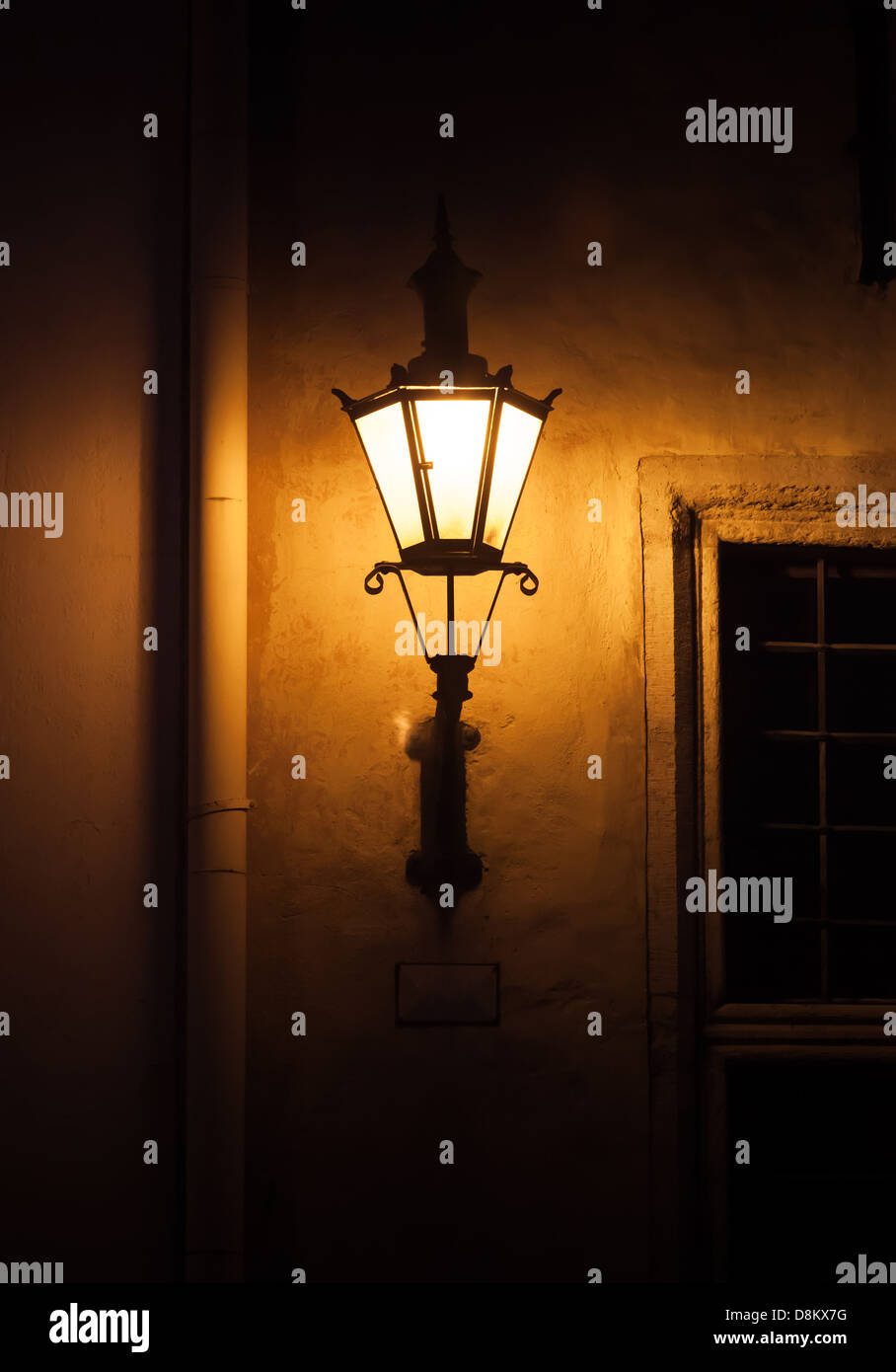 Calle vieja lámpara de luz en la pared durante la noche. Ciudad vieja de Tallin, Estonia Foto de stock