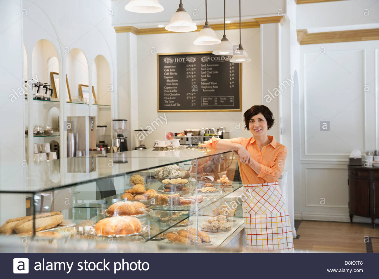 Retrato de mujer los propietarios de pequeñas empresas que trabajan en la cafetería. Foto de stock