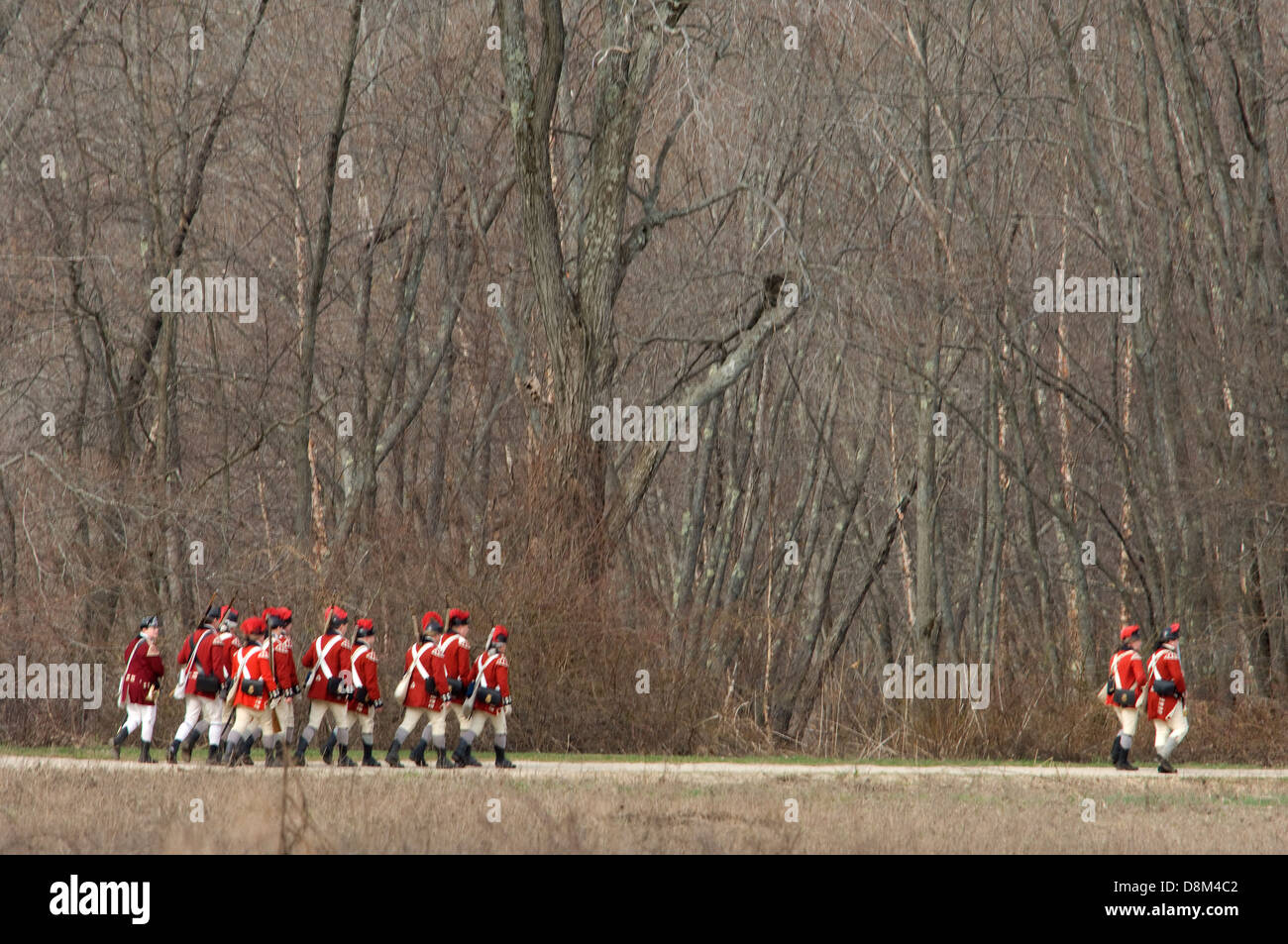 Casaca roja británica recreacions marchando para acoplar los minutemen colonial en la batalla de Concord. Fotografía Digital. Foto de stock