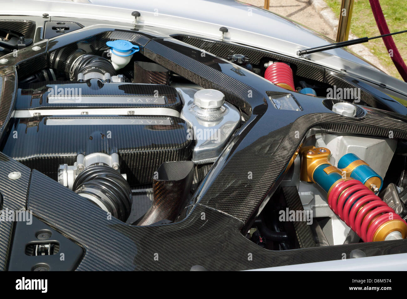 Cerca de los 7.3 litros naturalmente aspirado motor V12 de un Aston Martin  One-77 Fotografía de stock - Alamy