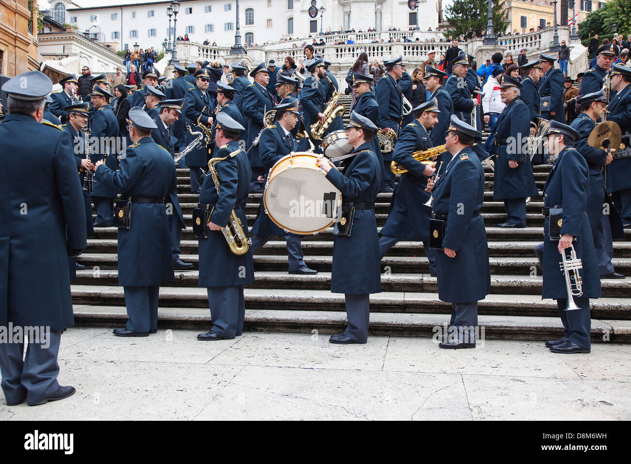 Italia, Lazio, Roma, Militar Brass Band tocando en la Escalinata de la Plaza de España durante los domingos. Foto de stock