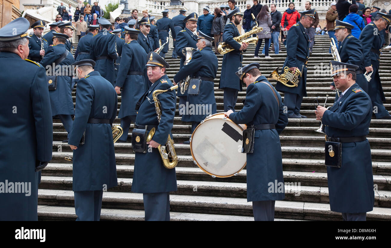 Italia, Lazio, Roma, Militar Brass Band tocando en la Escalinata de la Plaza de España durante los domingos. Foto de stock