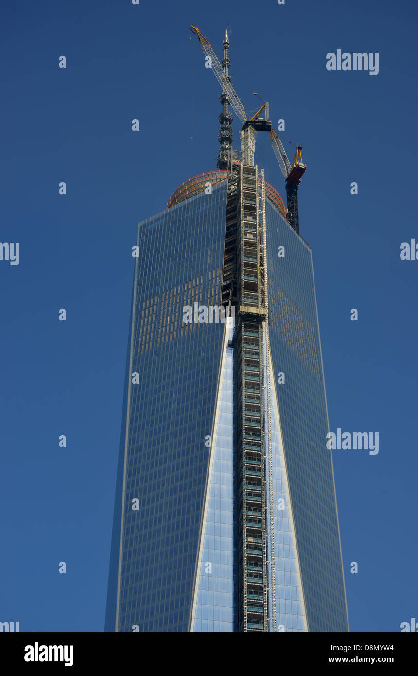 Top 1 de World Trade Center en construcción, con el chapitel recién conectado alcanzando un total de 1776 pies. Foto de stock