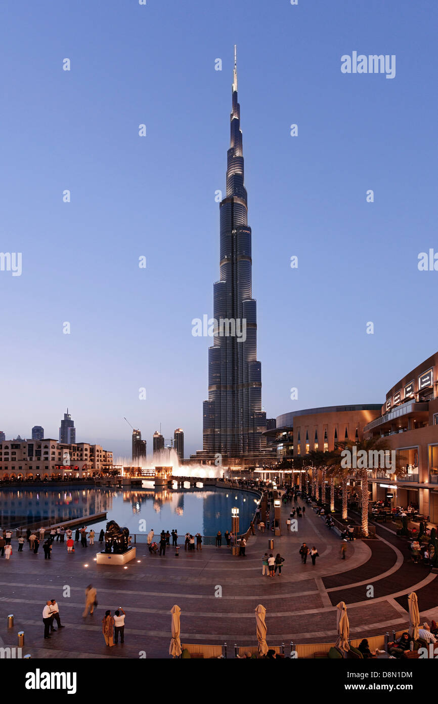 Y Burj Dubai Mall, Dubai, Emiratos Árabes Unidos. Foto de stock