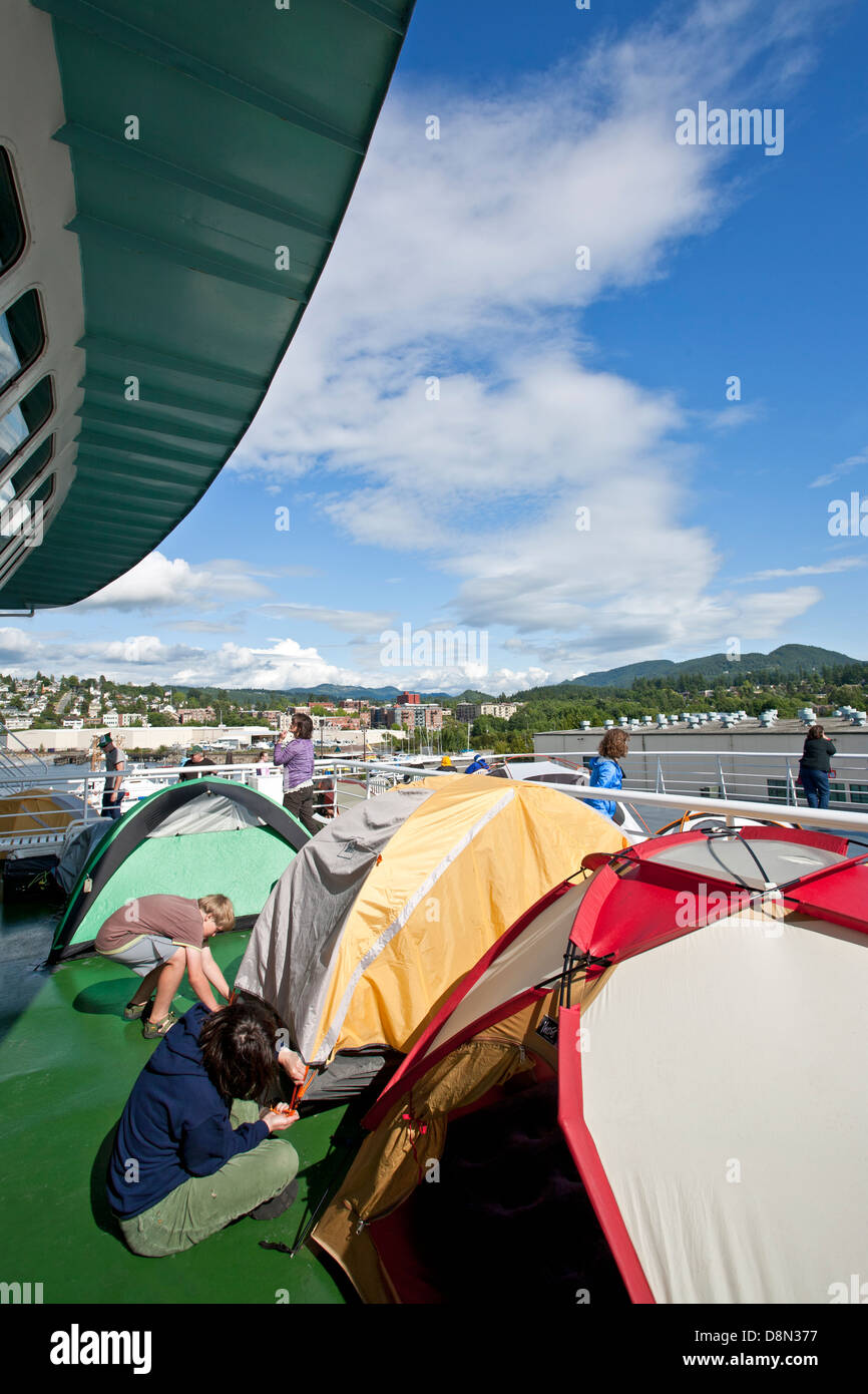 La gente lanzando sus carpas en la cubierta del transbordador Columbia.  Dentro de ruta del pasaje de Bellingham (Washington) a Alaska. Ee.Uu  Fotografía de stock - Alamy