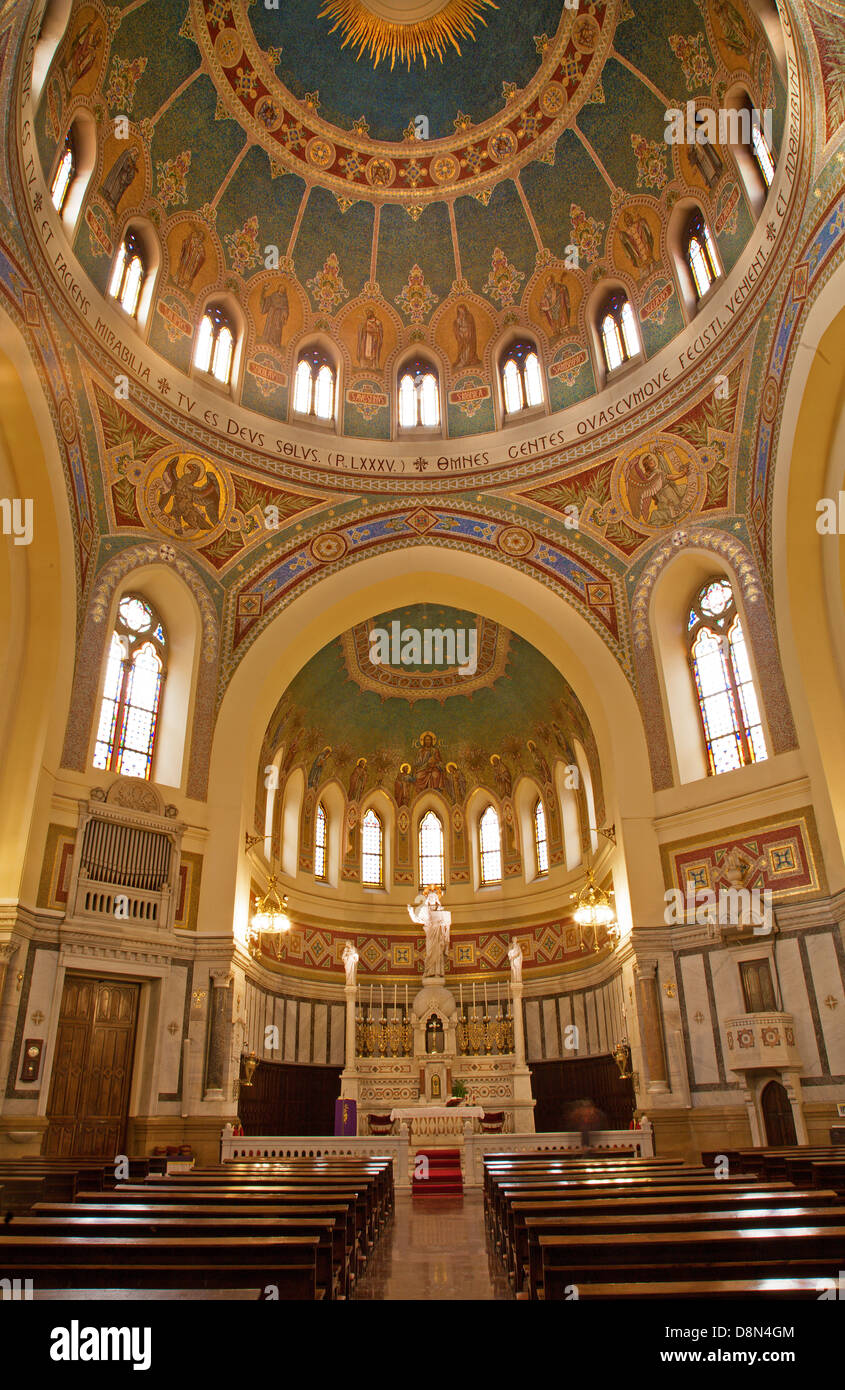 MADRID - 9 de marzo: Mosaico de cúpula y presbiterio de la Iglesia de San Manuel y San Benito. Foto de stock