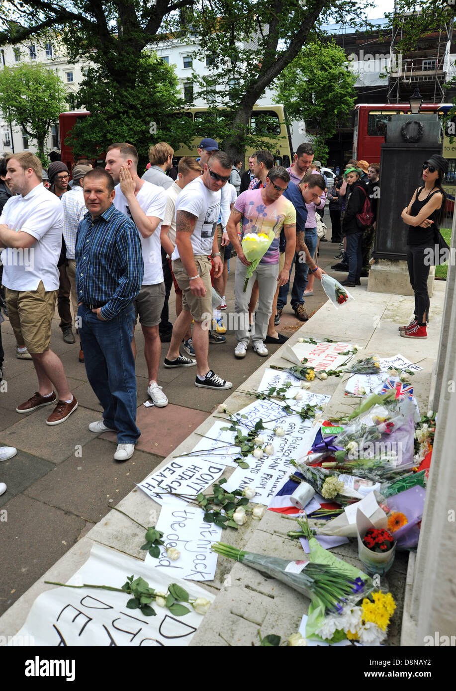 Los miembros de la extrema derecha y los anti fascistas tanto White Rose Movement depositó flores y homenajes al soldado baterista Lee Rigby Foto de stock