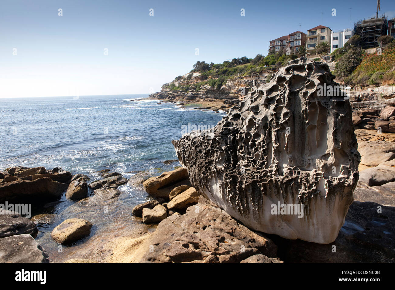 Una vista de una roca en el acantilado a pie cerca de Bondi Beach en Sydney, Australia Foto de stock