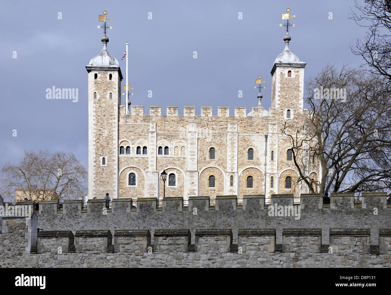 Parte de la Torre de Londres con la torre blanca en el fondo y el muro cortina exterior en primer plano. Londres, Inglaterra, Reino Unido. Foto de stock