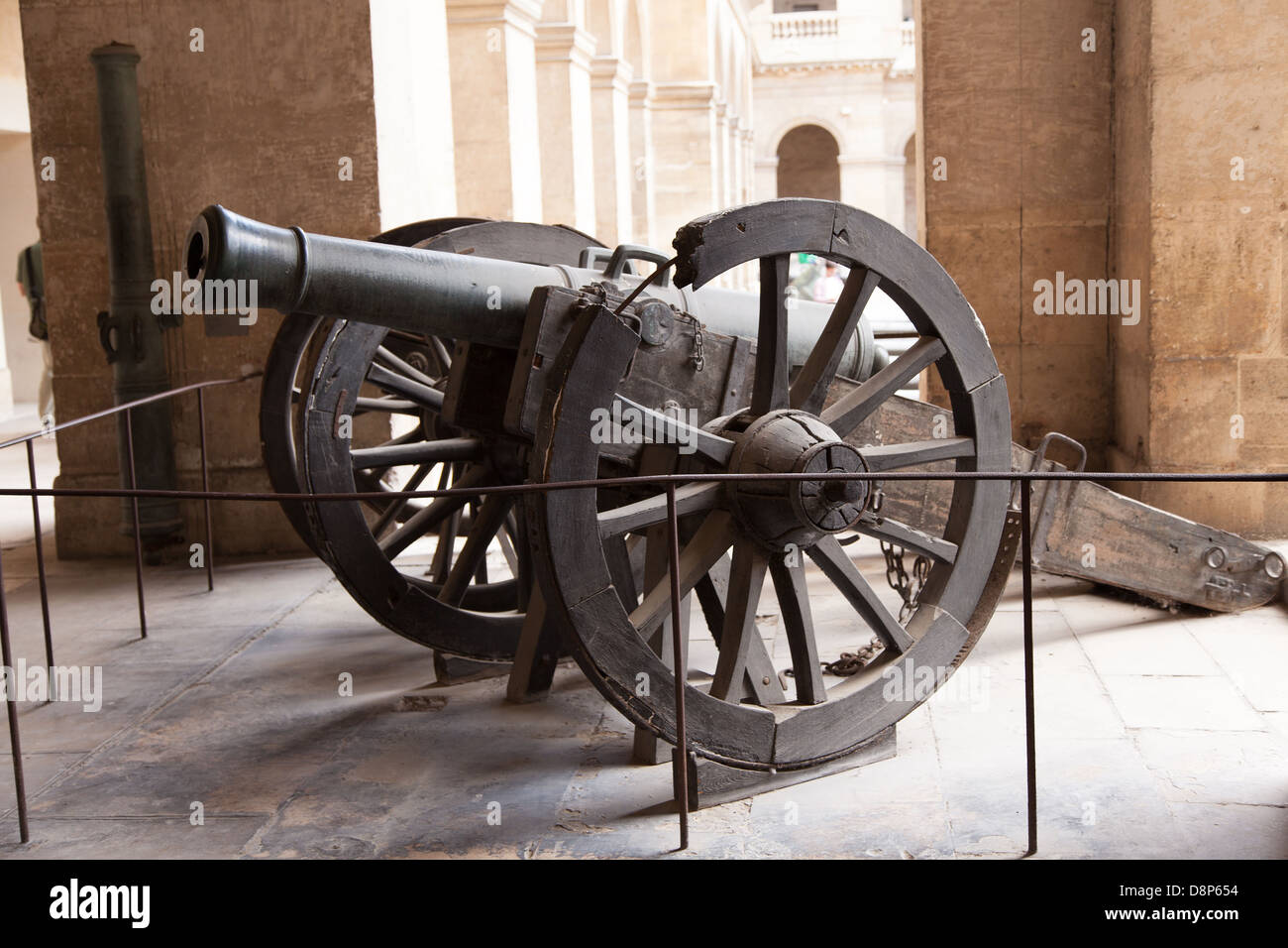 Cañón de arma pesada rueda de acero militar Wood - Museo del Ejército de Les Invalides / / Philippe Sauvan-Magnet / Museo Activo Foto de stock