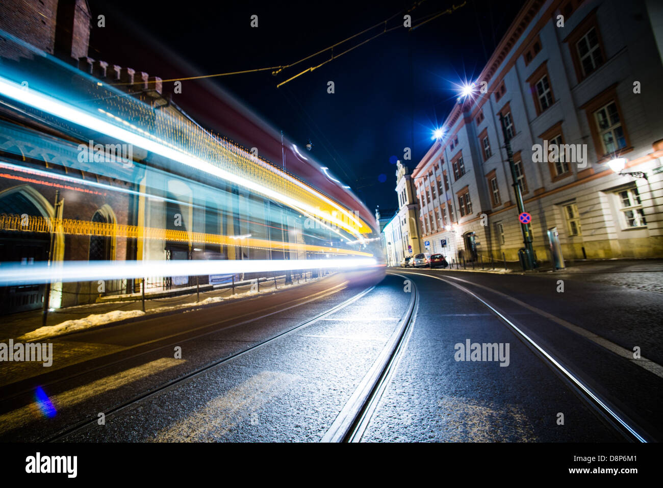 Cracovia tranvía luz larga exposición noche Foto de stock