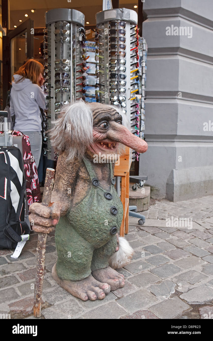 Una tradicional troll fuera de una tienda en Noruega Foto de stock