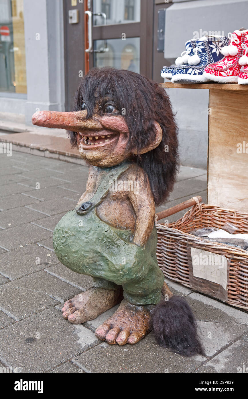 Una tradicional troll fuera de una tienda en Noruega Foto de stock