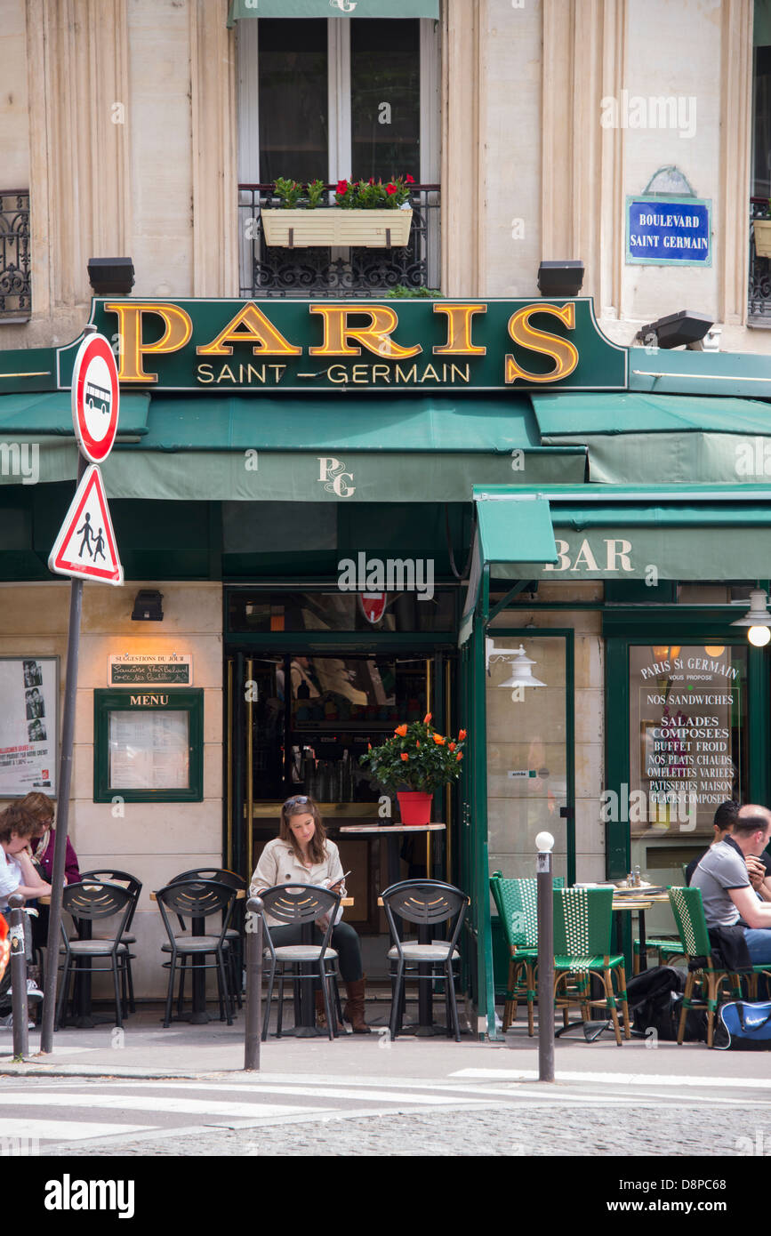 Café en la orilla izquierda del Sena inn Paris, Francia Fotografía de stock  - Alamy
