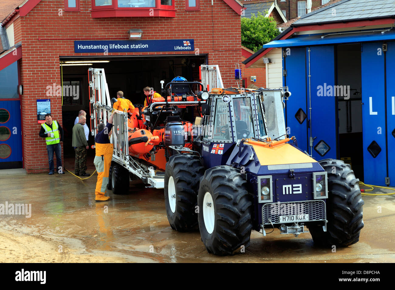 La estación de botes salvavidas Hunstanton, Norfolk, Inglaterra, Reino Unido RNLI, R N L I, tractor Foto de stock