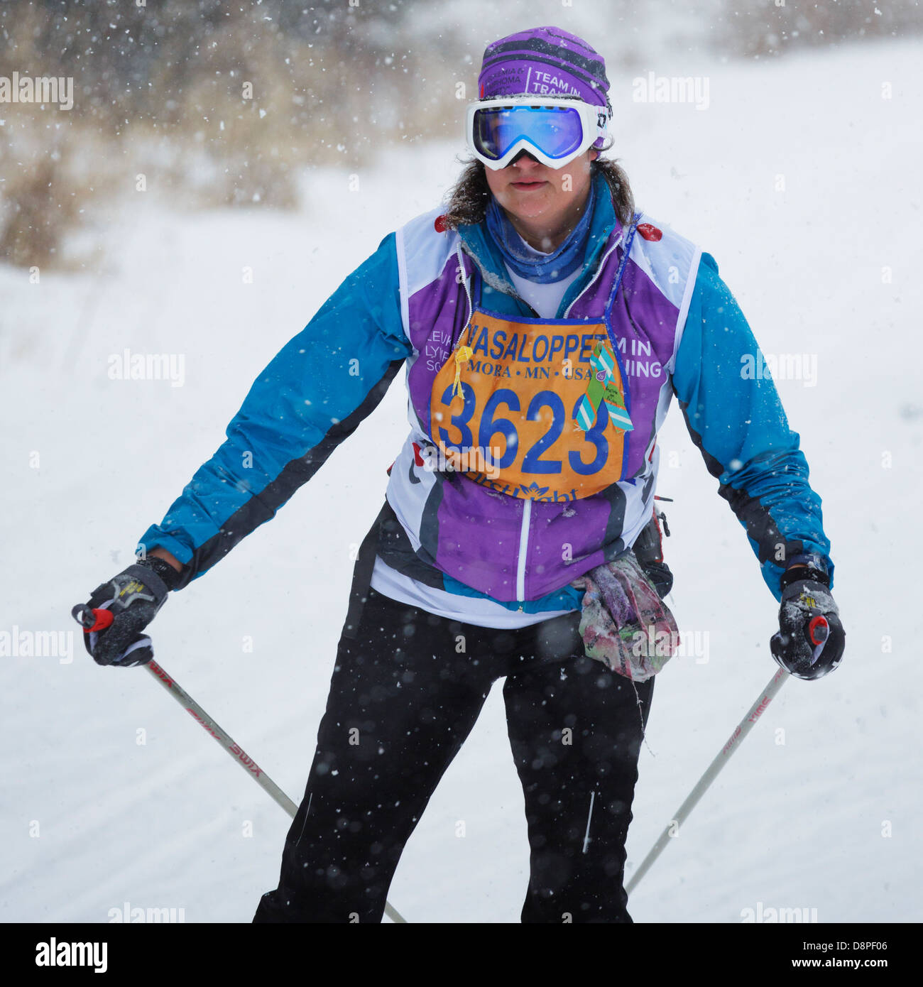 Una mujer compite en la carrera de esquí Vasaloppet Mora el 10 de febrero de 2013 en Mora, Minnesota. Foto de stock