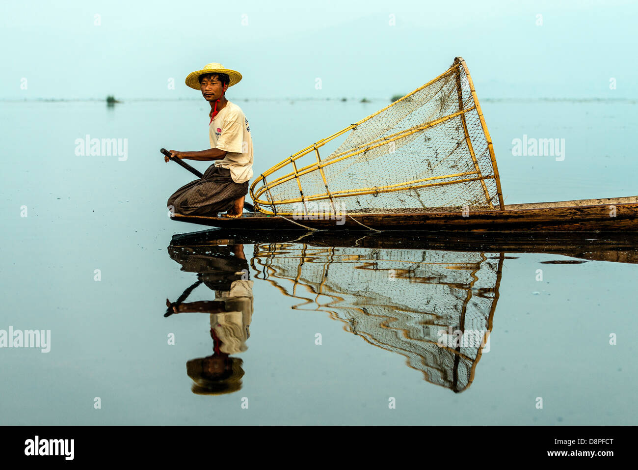 La pesca con red de pescador en el Lago Inle Nyaungshwe Birmania Myanmar Foto de stock