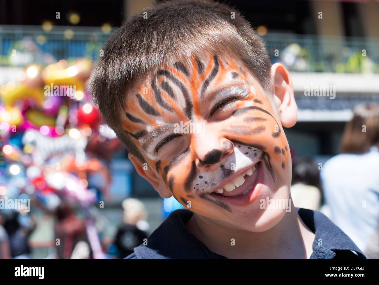 Niño con la cara pintada. La pintura del tigre. Chico de vacaciones para  niños Fotografía de stock - Alamy