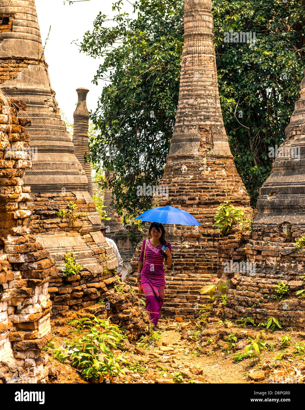 Jóvenes birmanos chica caminando alrededor de las estupas en Indein Birmania Myanmar Foto de stock