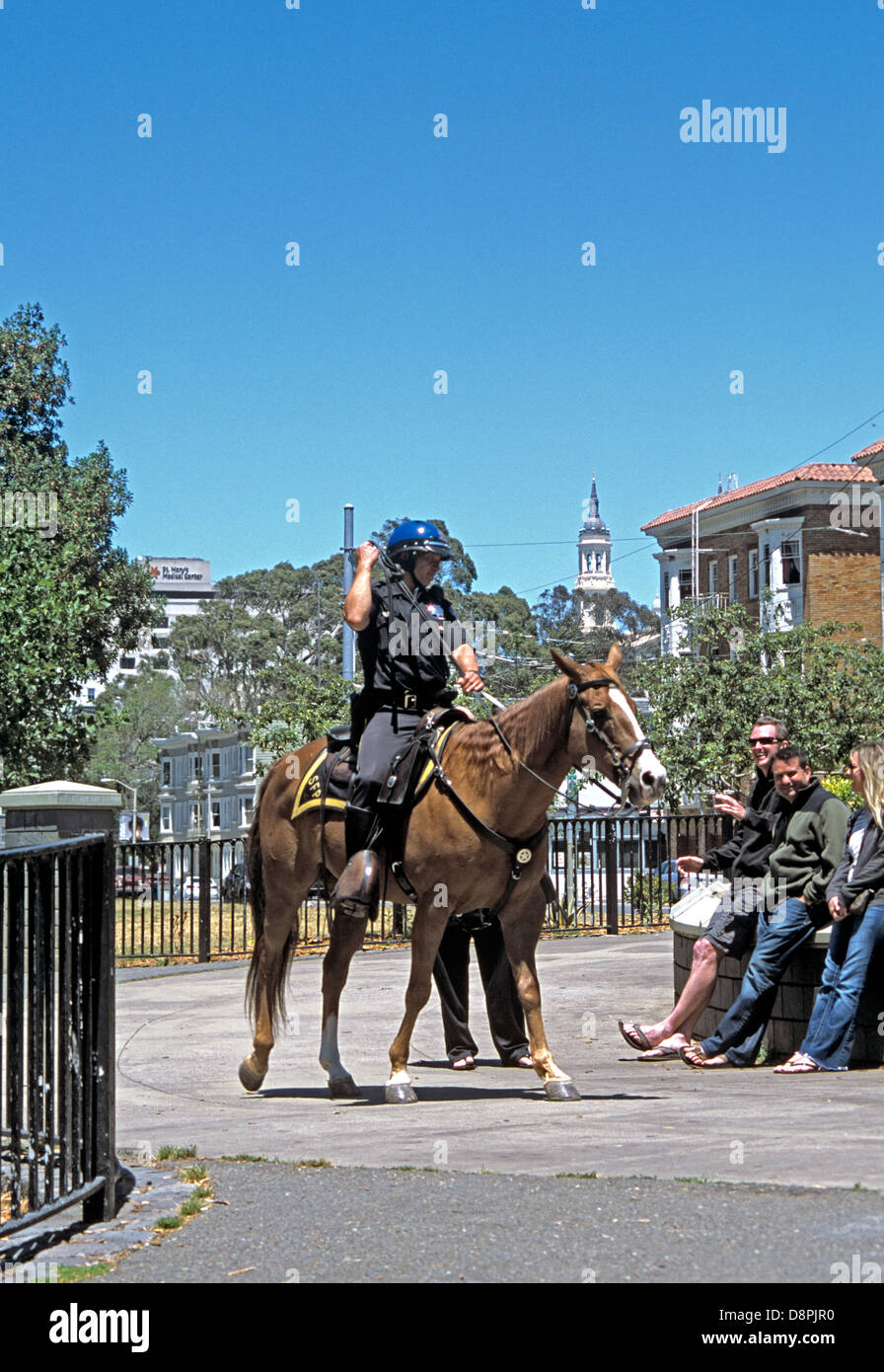Patrulla de la policía montada de San Francisco entrada al Parque Golden Gate en el borde del Haight a caballo Foto de stock